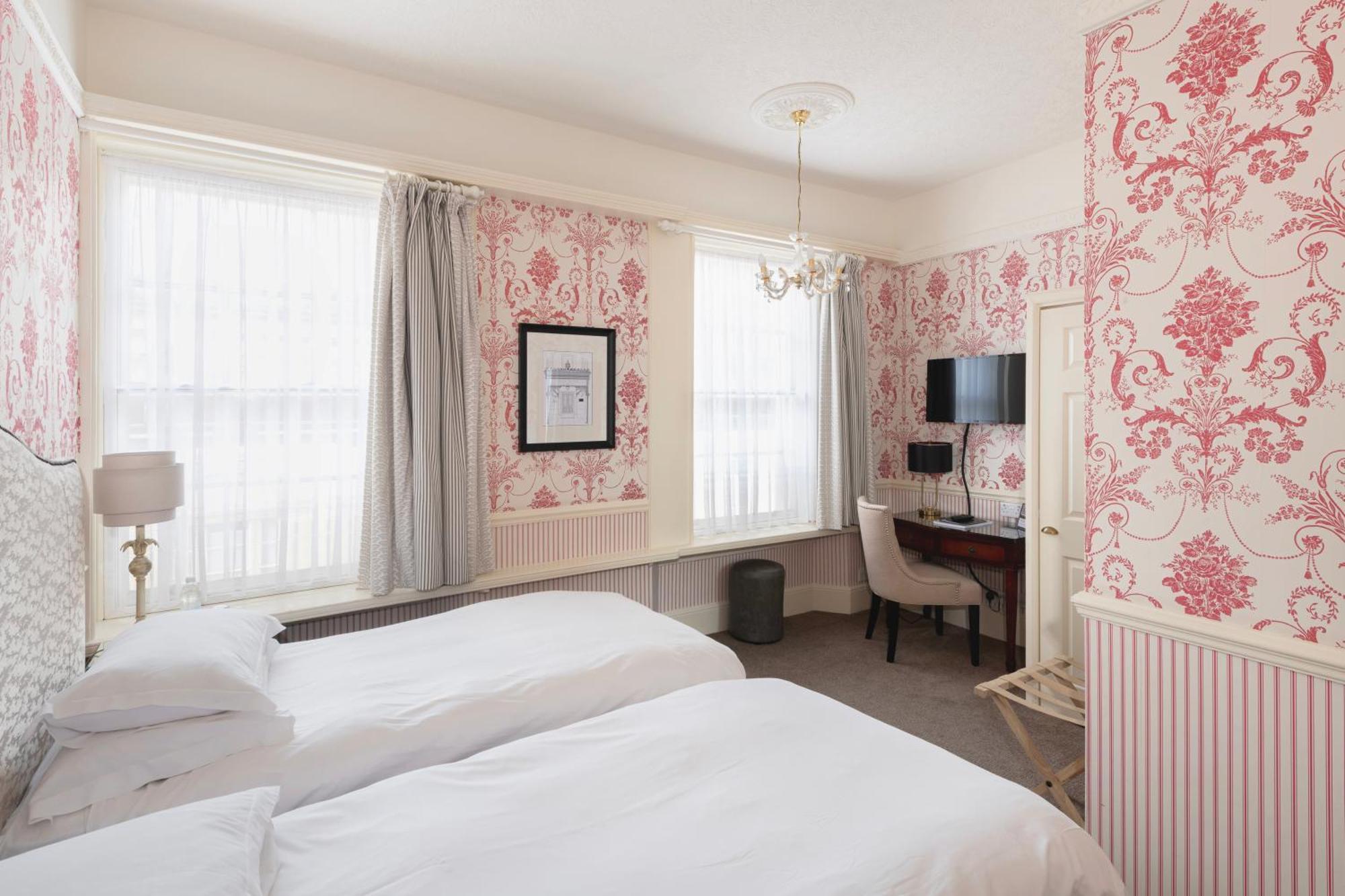 Royal Hotel Bath Room photo