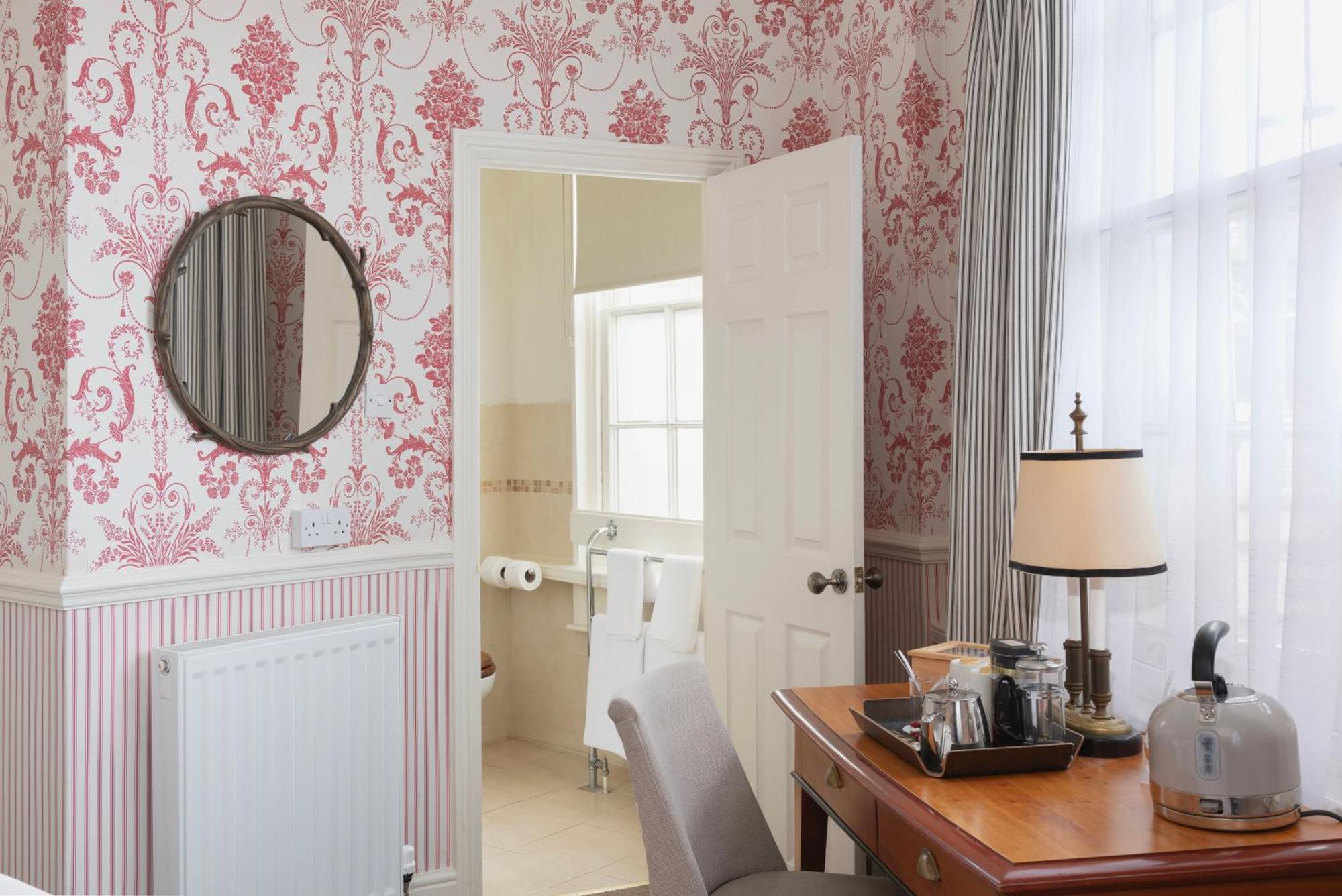 Royal Hotel Bath Room photo