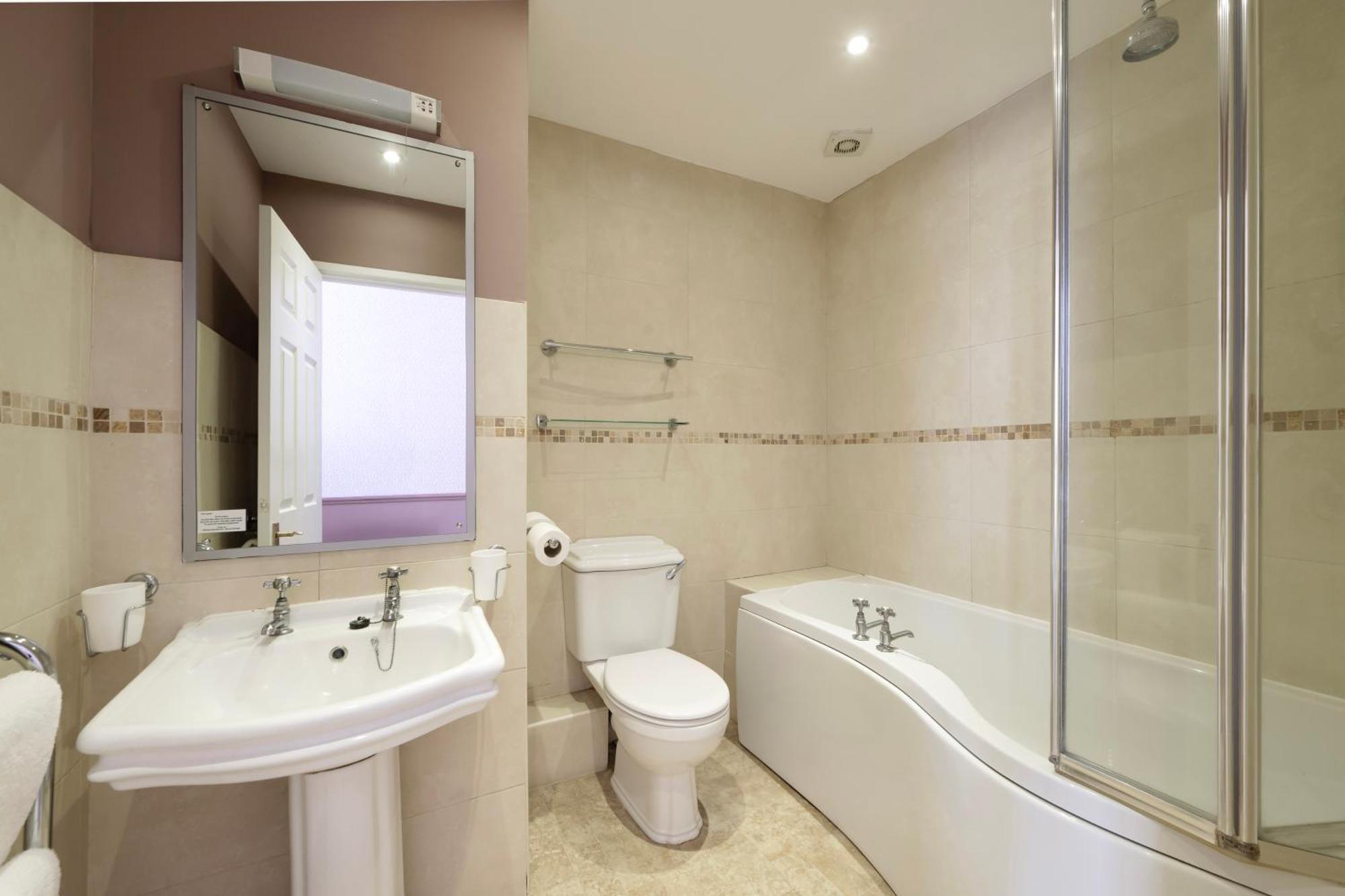 Royal Hotel Bath Room photo