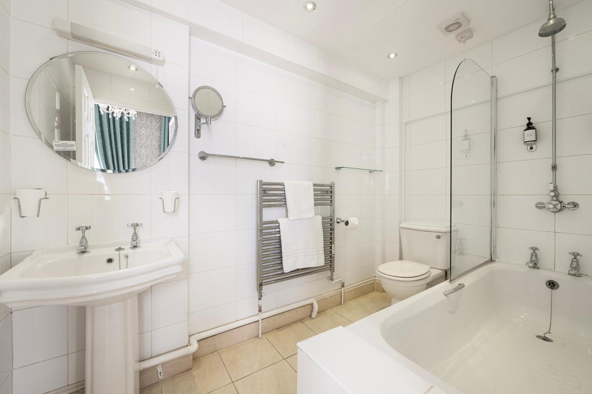 Royal Hotel Bath Room photo