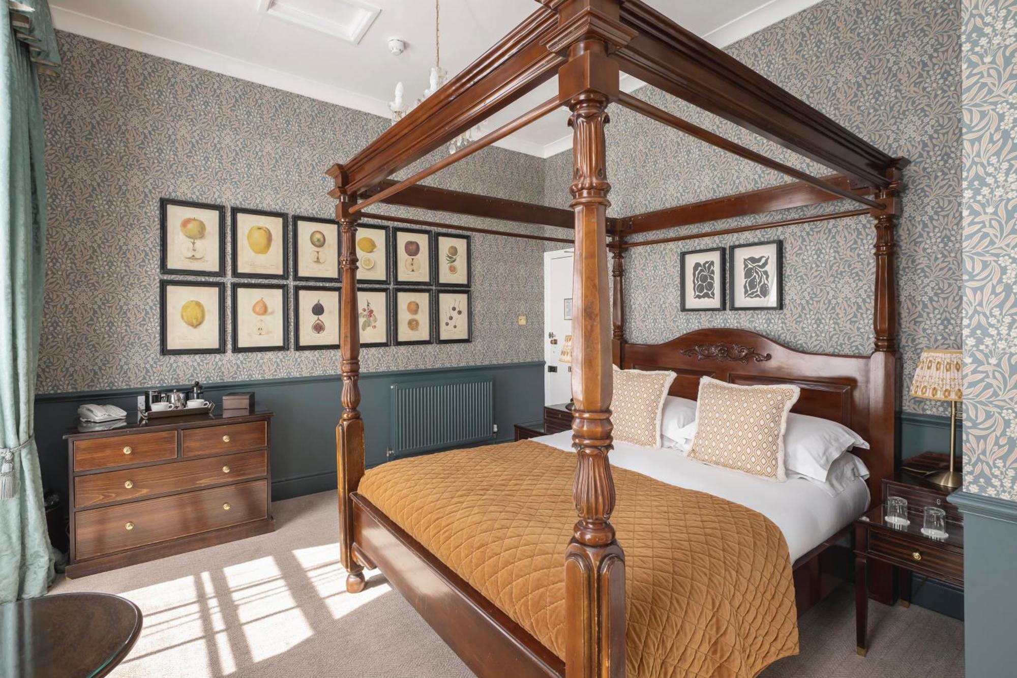 Royal Hotel Bath Room photo